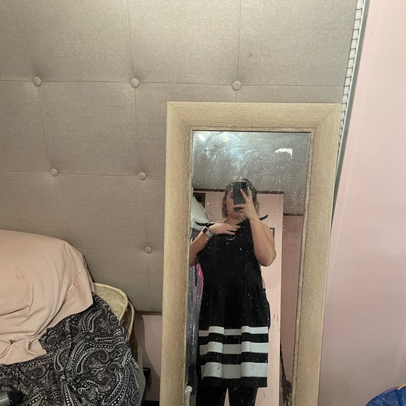 black and white pencil dress with flare on end - Picture 1 of 3